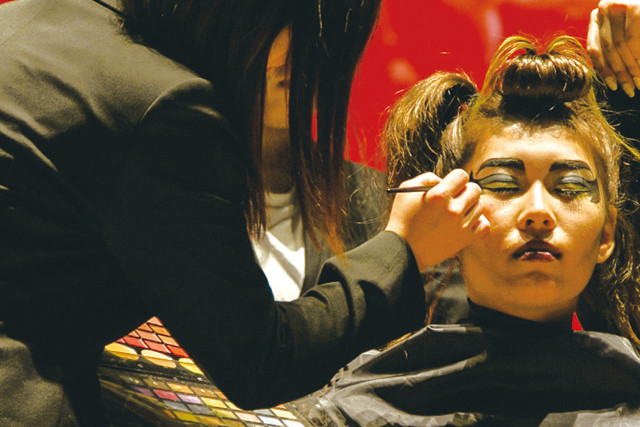 美容師に向いている人とは 大阪の専門学校で美容師を目指すならヘアメイクの知識 技術が学べる ヴェールルージュ美容専門学校